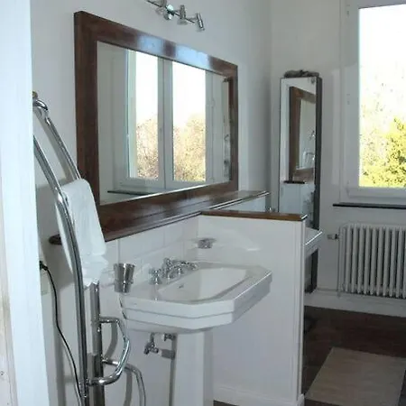 Petit Château à La Campagne. *