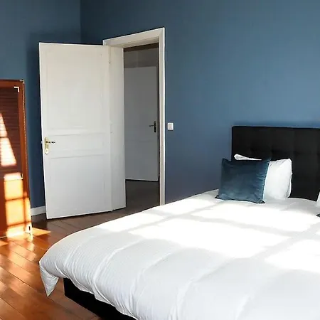 Vila Petit Chateau A La Campagne.