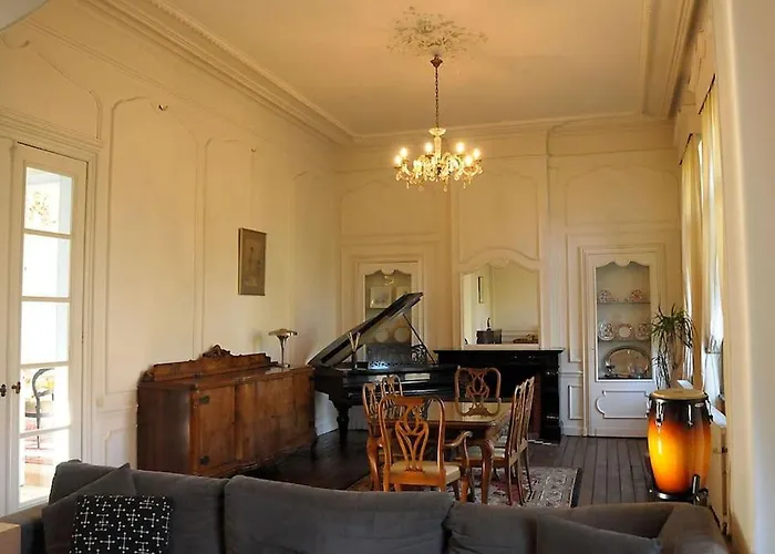 Petit Château à La Campagne.